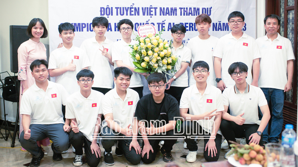 Nam sinh Hoàng Tiến Cường với tấm Huy chương Bạc Olympic Hoá học quốc tế 2023