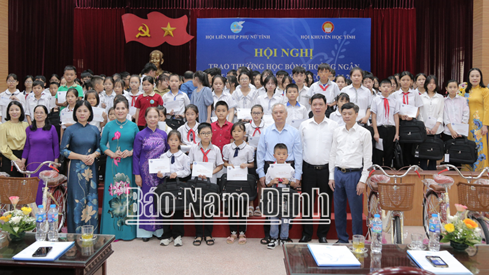 Trao thưởng học bổng Hoàng Ngân và tặng quà cho trẻ mồ côi năm 2023