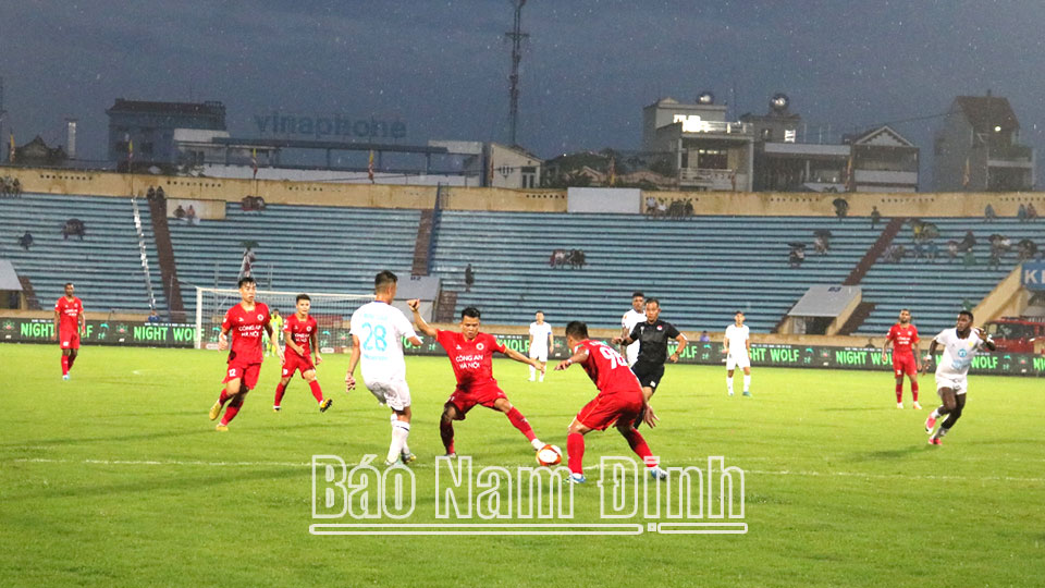 CLB Công an Hà Nội giành chiến thắng trước CLB Thép Xanh Nam Định trên sân Thiên Trường