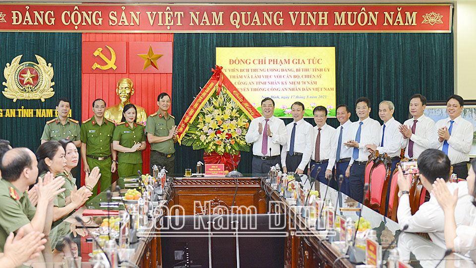 Đồng chí Bí thư Tỉnh ủy thăm, chúc mừng Công an tỉnh nhân ngày truyền thống