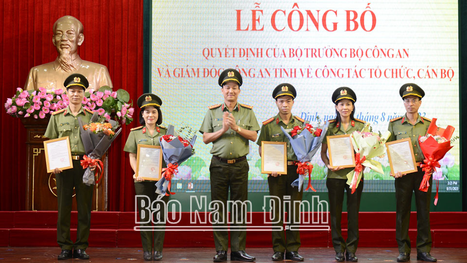 Công an tỉnh công bố các quyết định về tổ chức, cán bộ theo mô hình mới