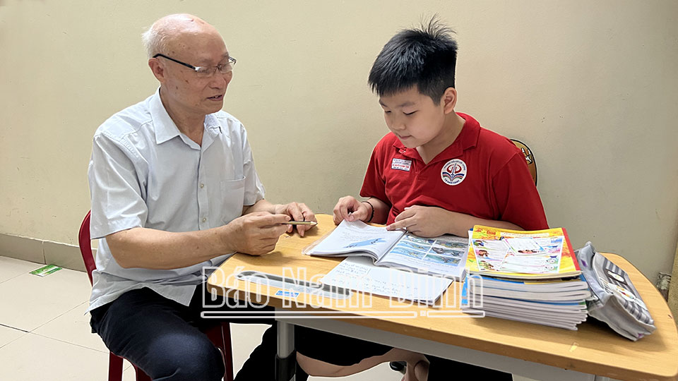 Học tập và làm theo tư tưởng, đạo đức, phong cách Hồ Chí Minh: Học và làm theo Báctừ những điều giản dị