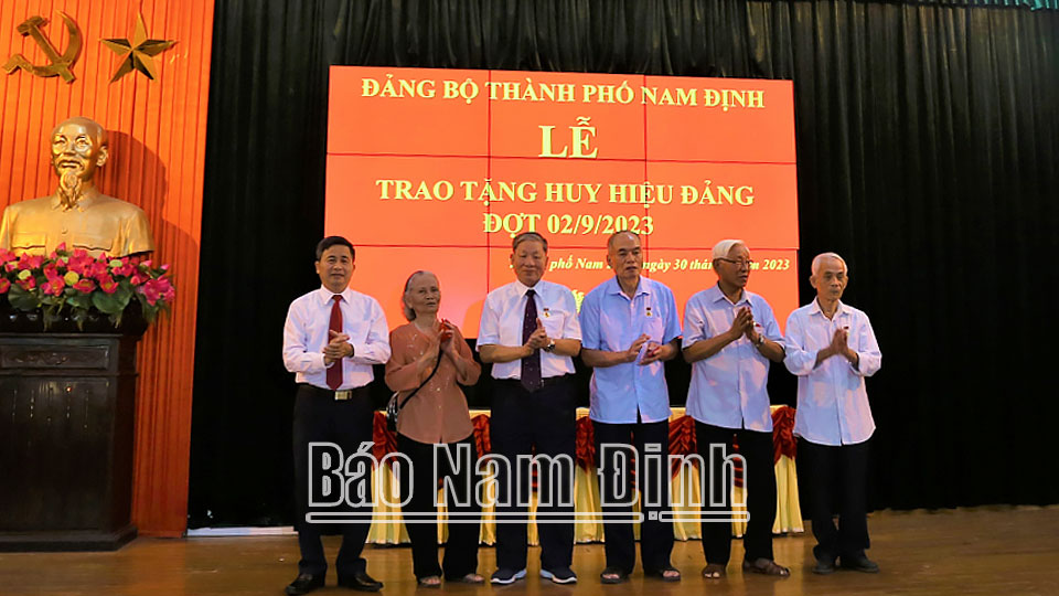 Thành ủy Nam Định trao tặng Huy hiệu Đảng đợt 2-9