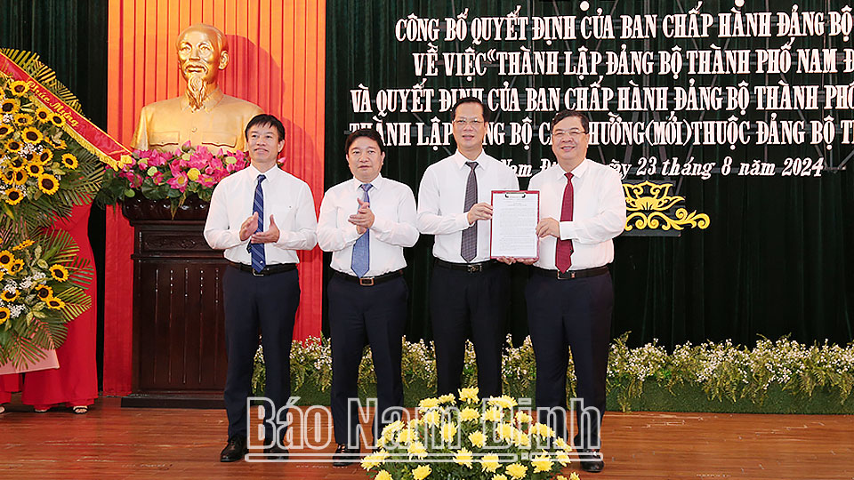 Công bố Quyết định thành lập Đảng bộ thành phố Nam Định và thành lập Đảng bộ các phường mới