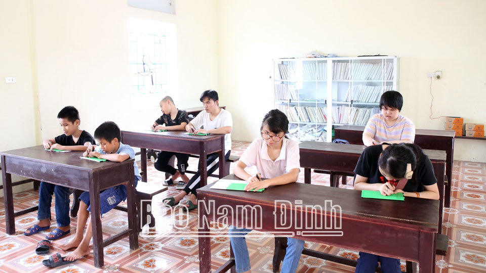 Quan tâm đào tạo nghềcho hội viên khiếm thị