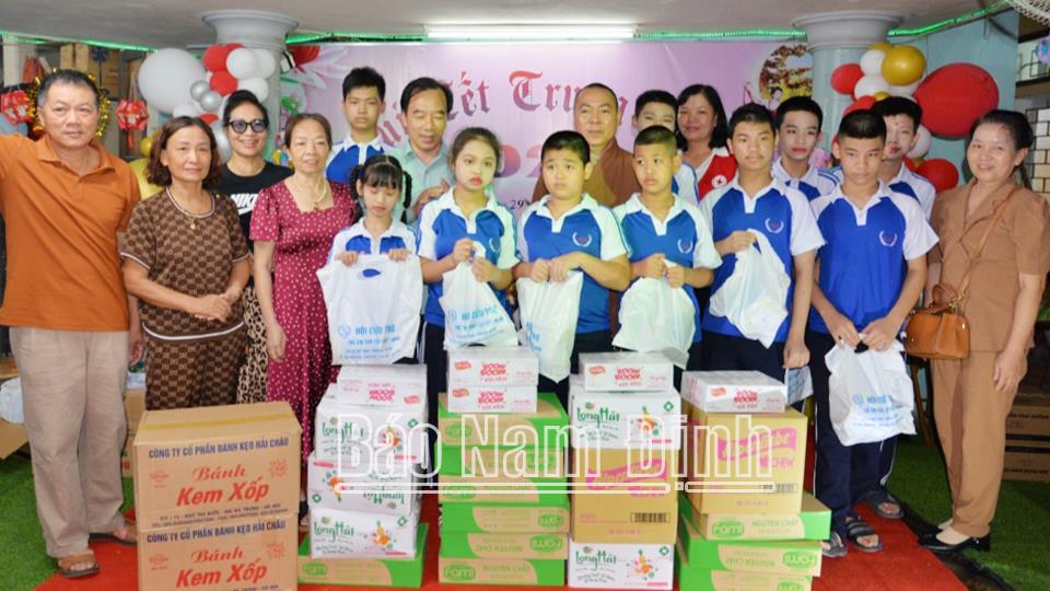 Chương trình "Vui Tết Trung thu" cho trẻ khuyết tật