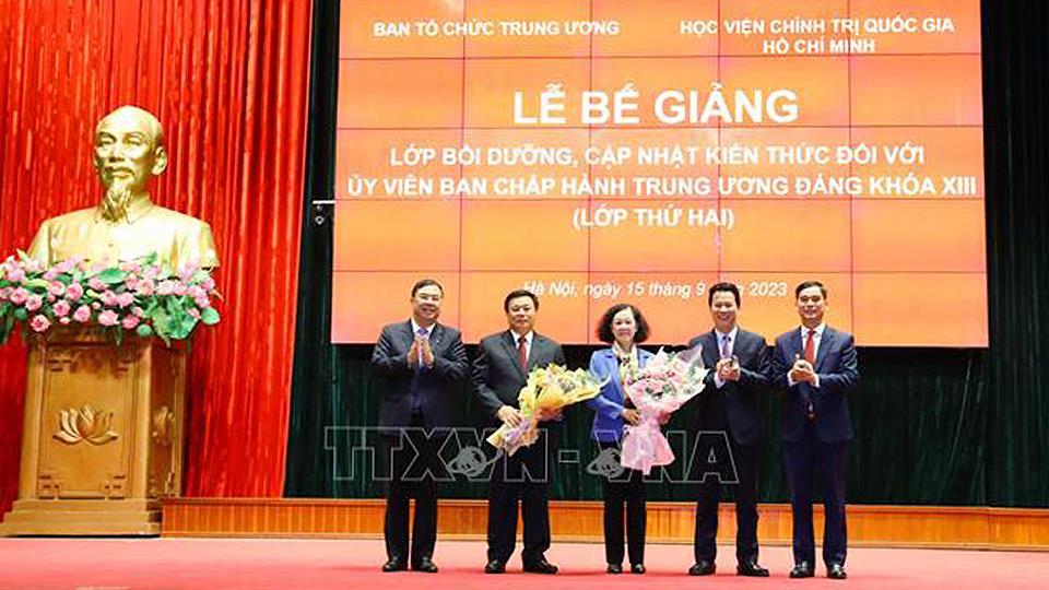 Bế giảng Lớp bồi dưỡng, cập nhật kiến thức cho Ủy viên Trung ương Đảng khoá XIII