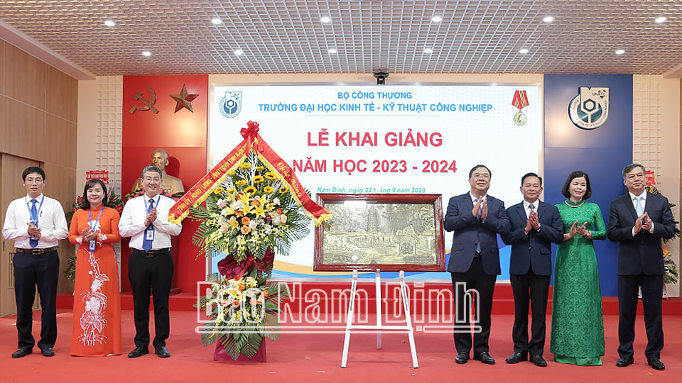 Đồng chí Bí thư Tỉnh ủy dự Lễ khai giảng tại Trường Đại học Kinh tế - Kỹ thuật Công nghiệp