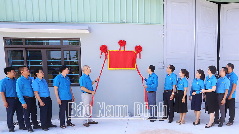 Gắn biển công trình chào mừng Đại hội Công đoàn tỉnh lần thứ XVIII