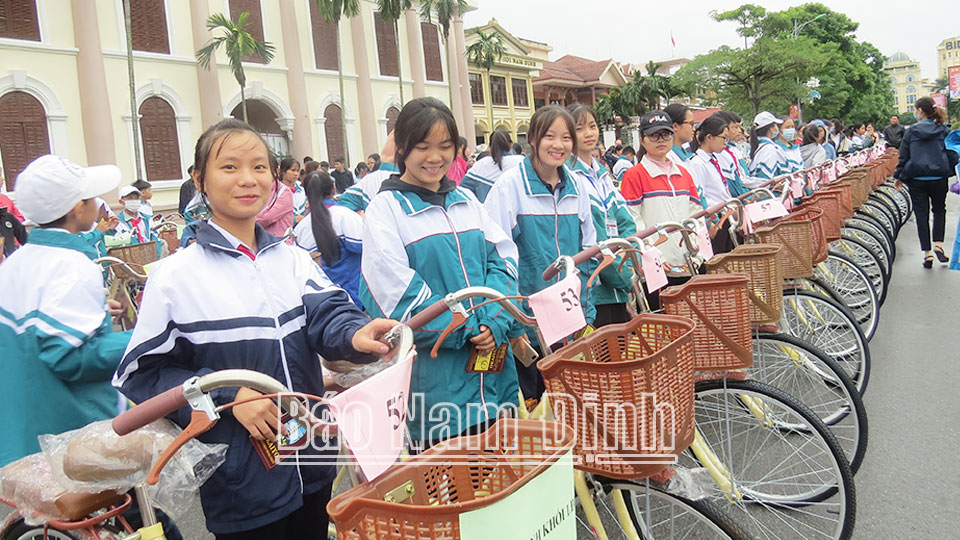 Chăm lo cho học sinhcó hoàn cảnh khó khăn đến trường