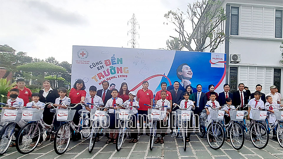 Công ty Bảo hiểm Nhân thọ Prudential Việt Nam trao học bổng cho học sinh nghèo vượt khó