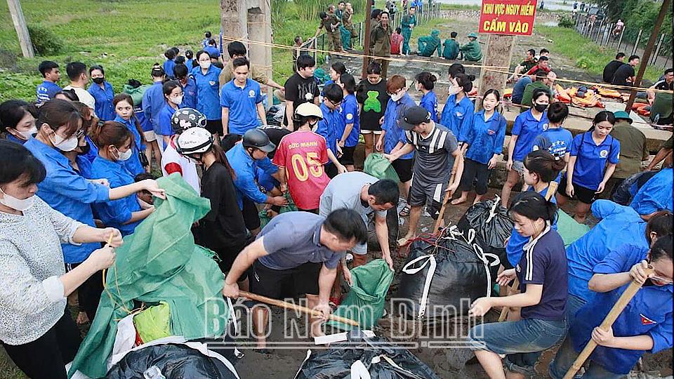 Thanh niên Nam Định tình nguyện xung kích hỗ trợ khắc phục hậu quả cơn bão số 3