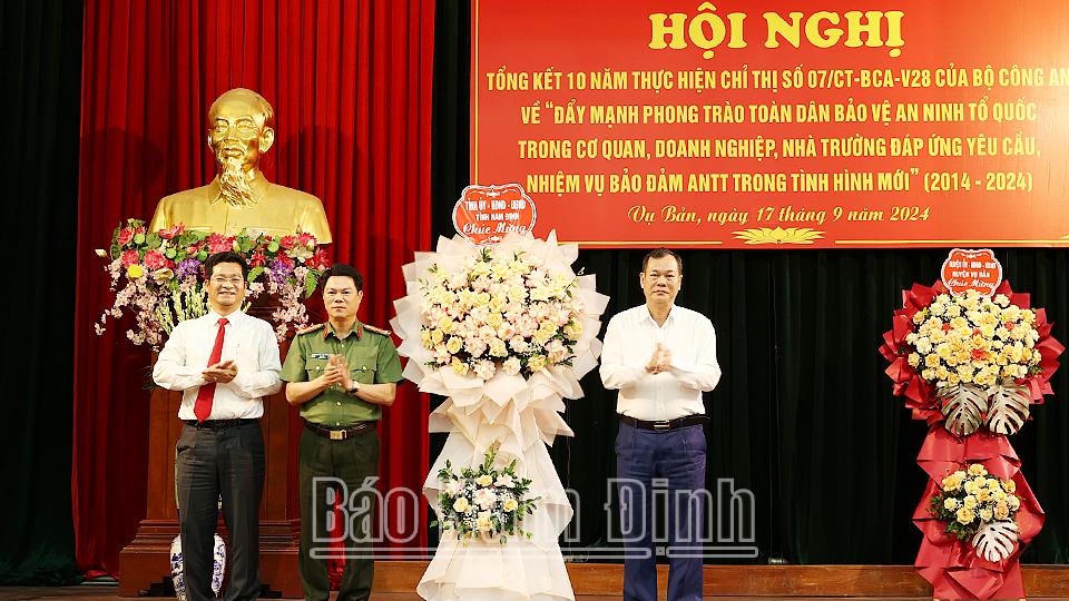 Đẩy mạnh phong trào toàn dân bảo vệ an ninh Tổ quốc trong cơ quan, doanh nghiệp, nhà trường