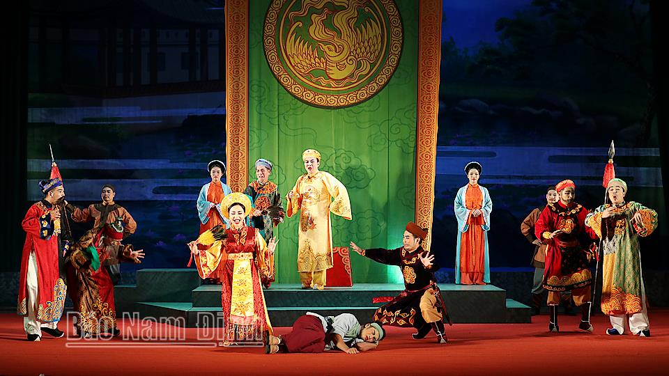 Nhà hát Nghệ thuật truyền thống tỉnh công diễn vở chèo "Thần y"
