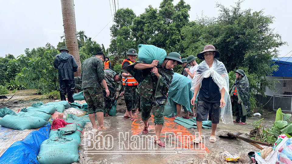 Lực lượng vũ trang tỉnh tích cực tham gia ứng phó, khắc phục hậu quả mưa lũ