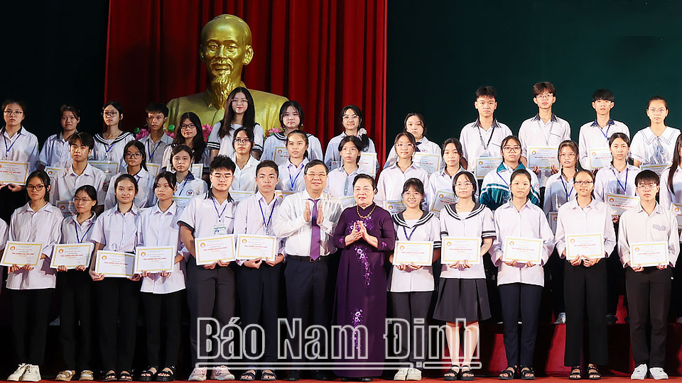 Hội Khuyến học tỉnh trao 2.000 suất học bổng “Học không bao giờ cùng”