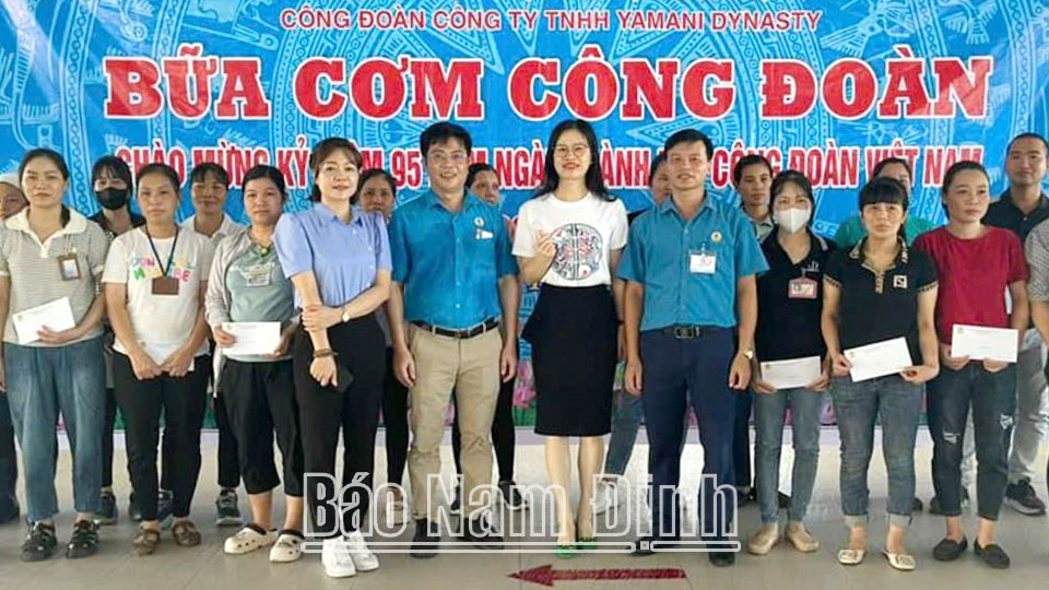“Bữa cơm Công đoàn” ấm tình đoàn viên