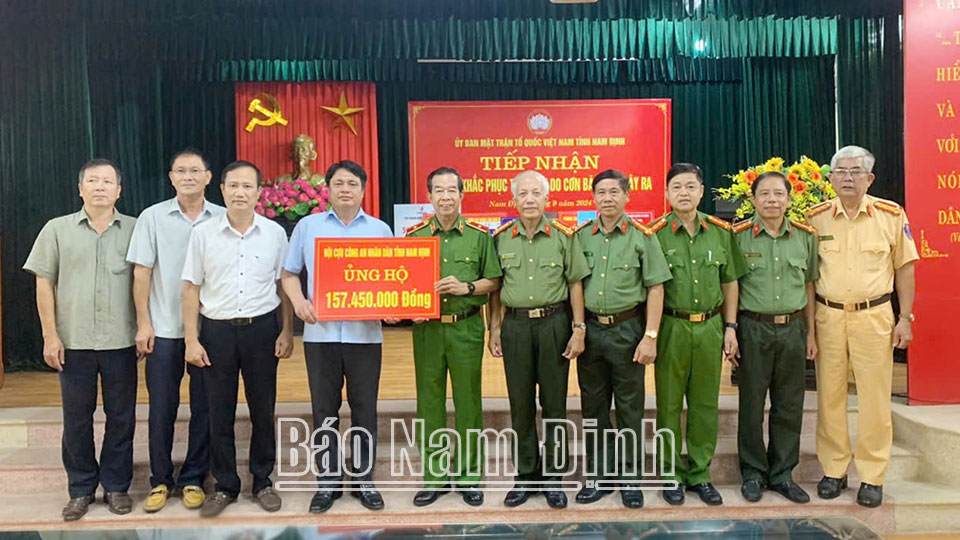 Hội viên cựu Công an nhân dân tỉnh ủng hộ đồng bào bị lũ lụt 195,7 triệu đồng