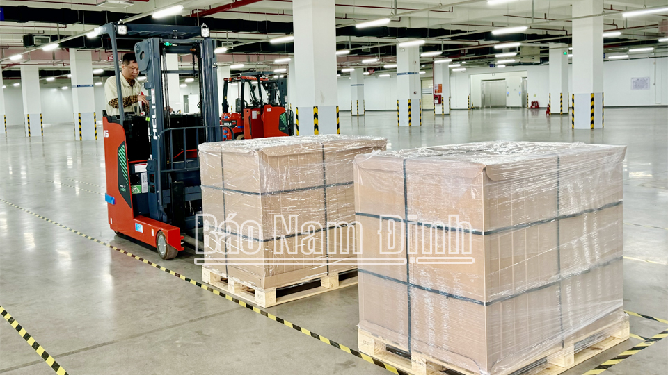 Tập đoàn Quanta Computer Inc., xuất hai lô máy tính xách tay hàng mẫu đầu tiên từ nhà máy sản xuất tại Nam Định