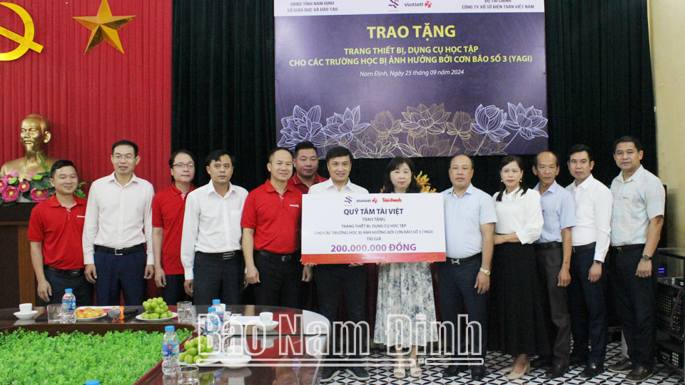 Tiếp nhận 200 triệu đồng ủng hộ 4 trường học trên địa bàn tỉnh bị ảnh hưởng bởi bão Yagi
