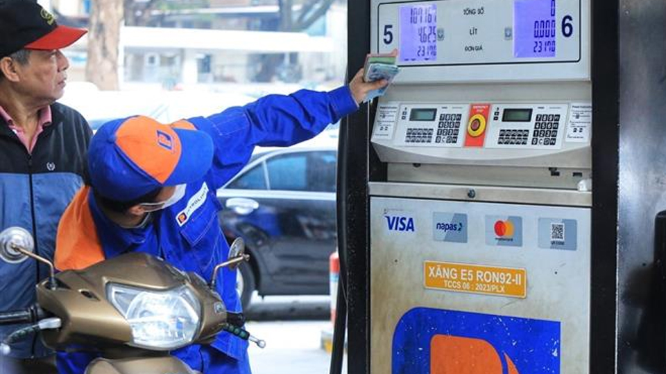 Xăng giảm giá mạnh, có loại giảm gần 1.000 đồng/lít