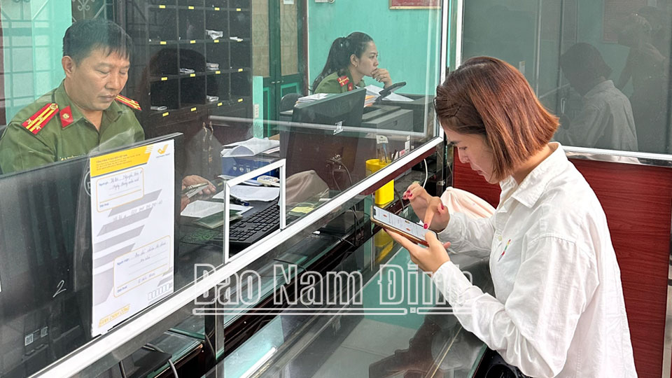 Tác phẩm tham dự giải Búa Liềm vàng lần thứ VIII-2023: Phòng Quản lý xuất nhập cảnh Công an Nam Định: Đẩy mạnh cải cách hành chính phục vụ nhân dân