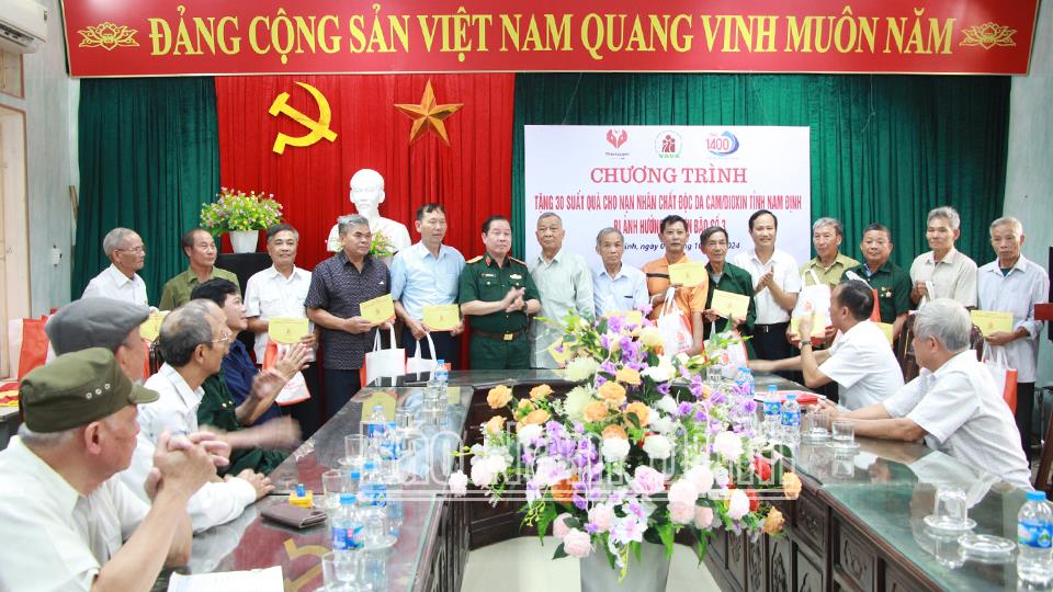 Trao quà cho các nạn nhân chất độc da cam/điôxin trên địa bàn tỉnh