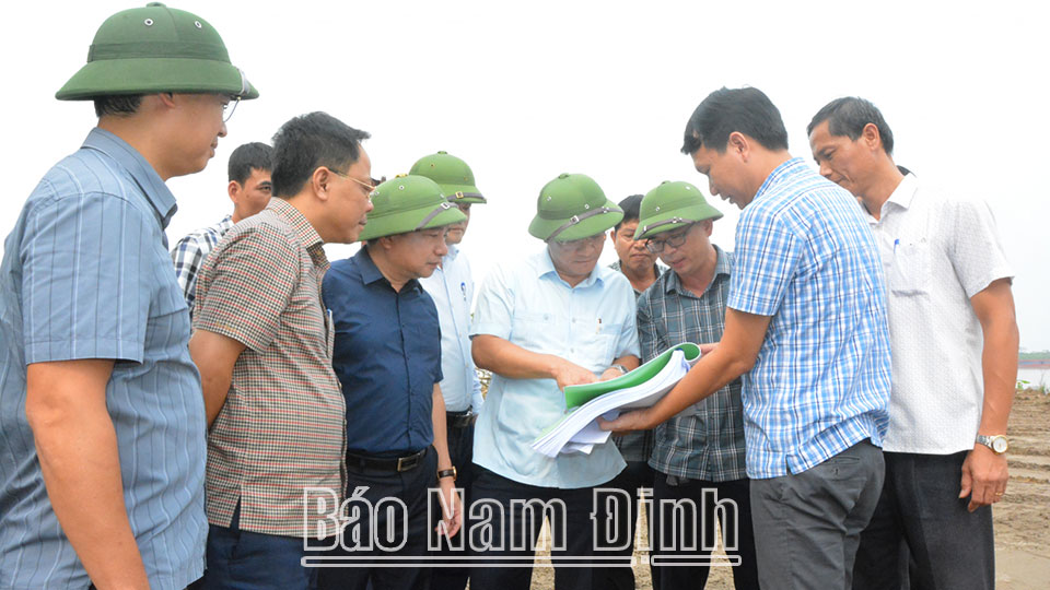 Đồng chí Phó Chủ tịch Thường trực UBND tỉnh kiểm tra tiến độ thực hiện dự án xây dựng nâng cấp một số tuyến đê, kè để khắc phục hậu quả thiên tai