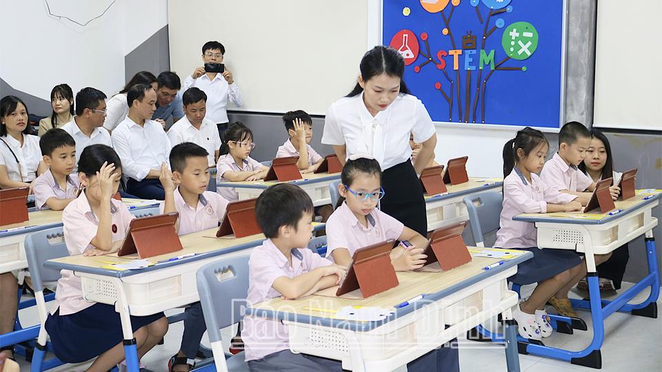 Đoàn công tác huyện Giao Thuỷ đi học tập kinh nghiệm triển khai mô hình “Trường học và lớp học thông minh” tại Hà Nội