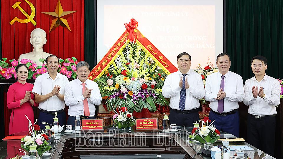 Các đồng chí Thường trực Tỉnh ủy chúc mừng Ban Tổ chức Tỉnh ủy và Văn phòng Tỉnh ủy nhân Ngày truyền thống