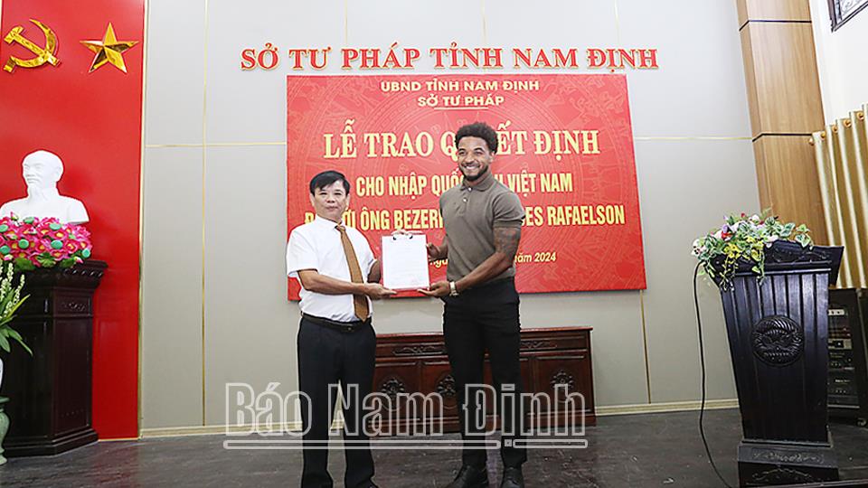 Trao quyết định cho nhập quốc tịch Việt Nam đối với người nước ngoài