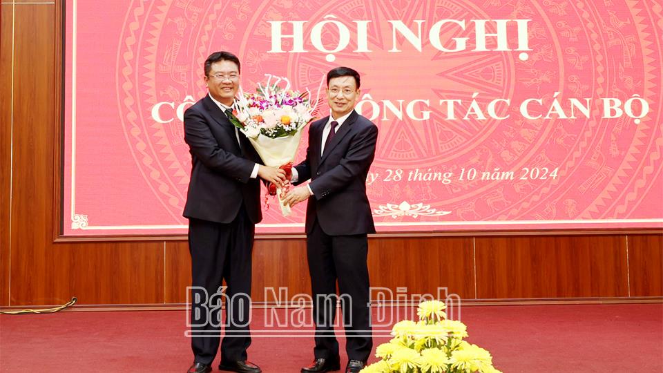 Huyện Giao Thủy công bố Nghị quyết của Thường trực HĐND tỉnh và Quyết định của Ban Thường vụ Tỉnh ủy về công tác cán bộ