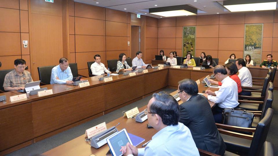 Đoàn đại biểu Quốc hội tỉnh tham gia thảo luận về dự án Luật sửa đổi, bổ sung một số điều của Luật Sĩ quan Quân đội nhân dân Việt Nam