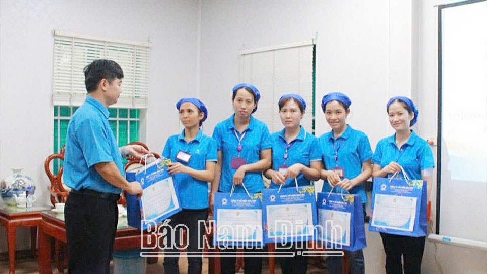 Ý Yên đẩy mạnh các phong trào thi đua trong công nhân, viên chức, lao động