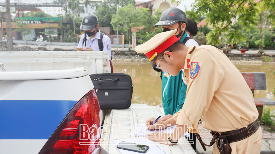 Kiên quyết“Không giao xe cho người không đủ điều kiệnđiều khiển phương tiện”