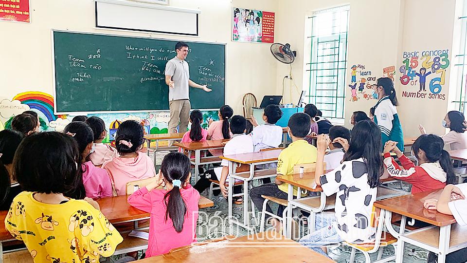 Huy động nguồn lực xây dựng trường đạt chuẩn quốc gia xanh - sạch - đẹp - an toàn