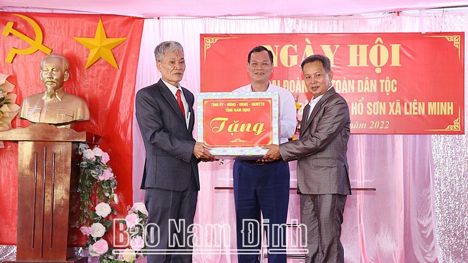 Đồng chí Phó Bí thư Thường trực Tỉnh ủy dự Ngày hội Đại đoàn kết toàn dân tộc tại xã Liên Minh