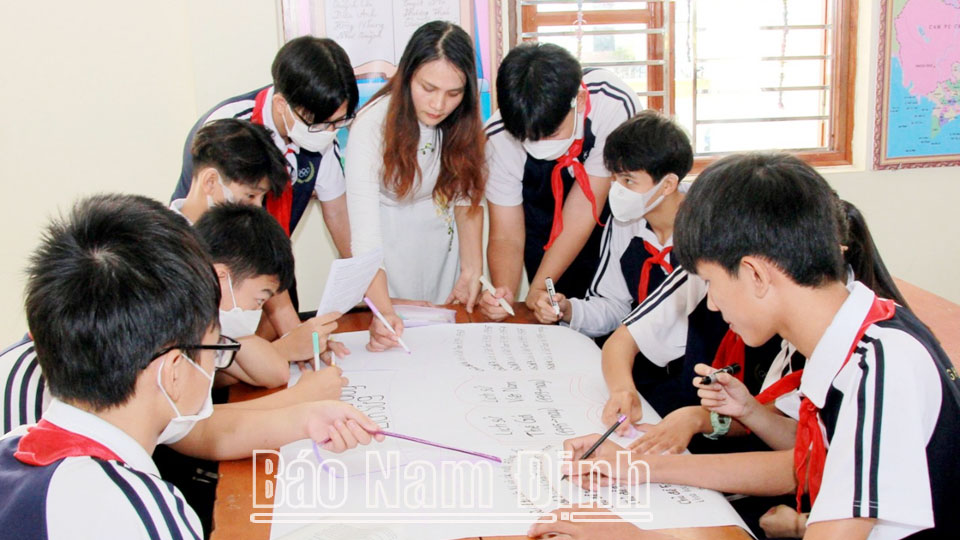 Nữ giáo viên tận tâm, sáng tạo