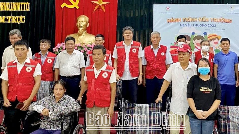 Lan tỏa thương yêu từ chương trình trao tặng xe lăn, xe lắc cho người khuyết tật