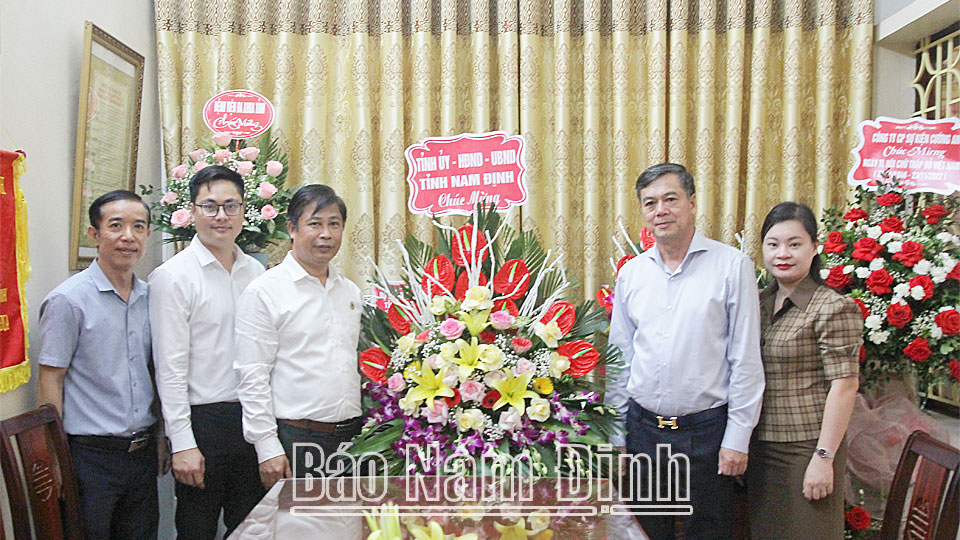 Đồng chí Phó Chủ tịch UBND tỉnh chúc mừng Hội Chữ thập đỏ tỉnh nhân ngày truyền thống 23-11