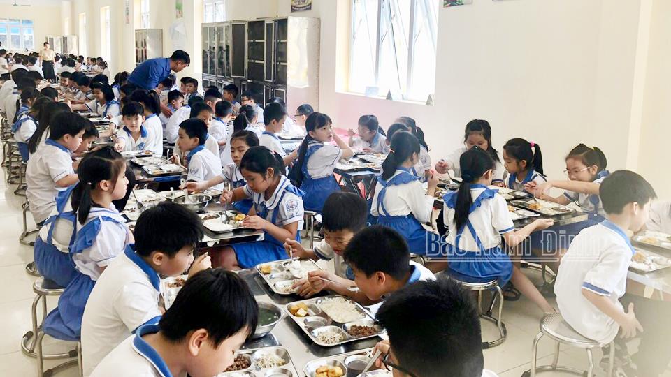 Mô hình “Bếp ăn 1 chiều” trong tổ chức nuôi ăn bán trú cho học sinh