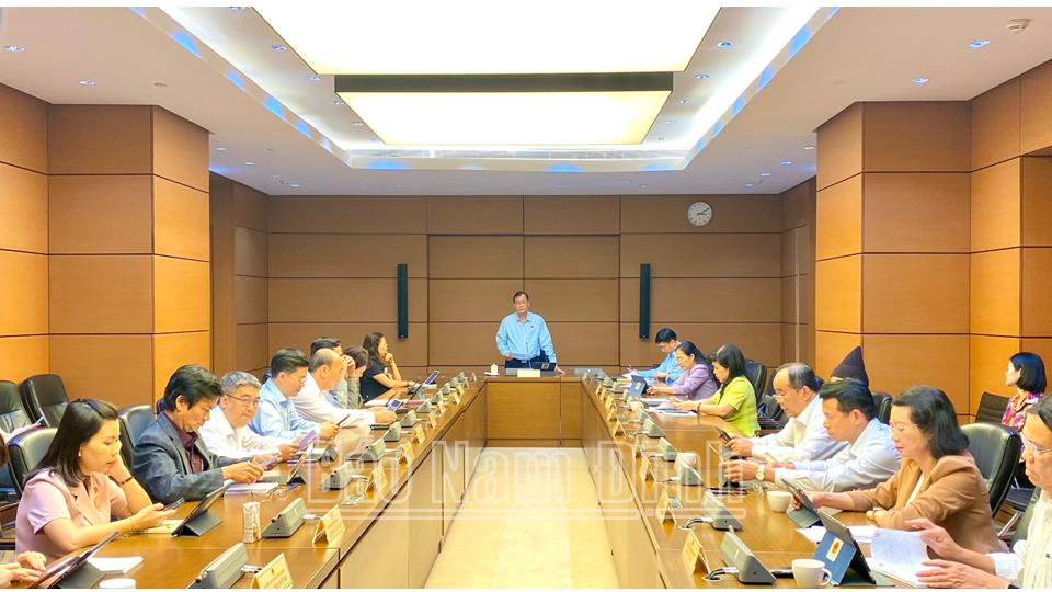 Đoàn đại biểu Quốc hội tỉnh tham gia thảo luận tại tổ về Dự án Luật Tổ chức Tòa án nhân dân (sửa đổi)