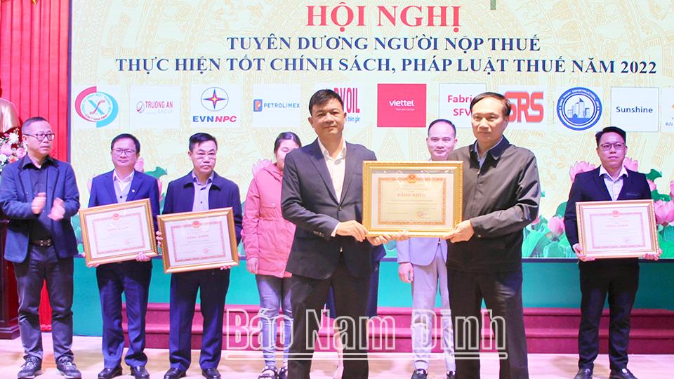 Tuyên dương doanh nghiệp, hộ kinh doanh thực hiện tốt chính sách, pháp luật thuế