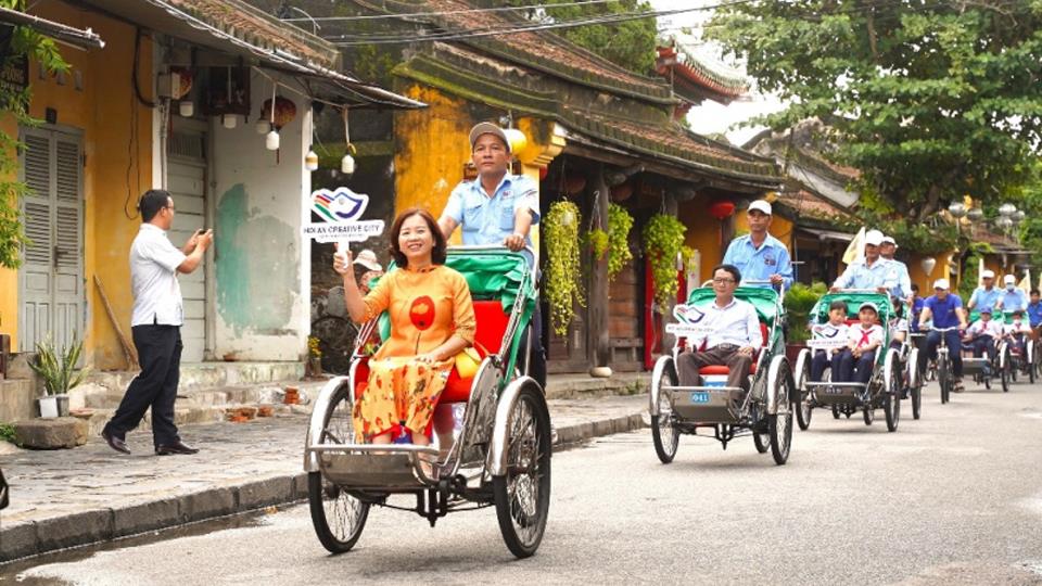 Triển lãm tranh gây quỹ hỗ trợ học sinh nghèo vùng cao