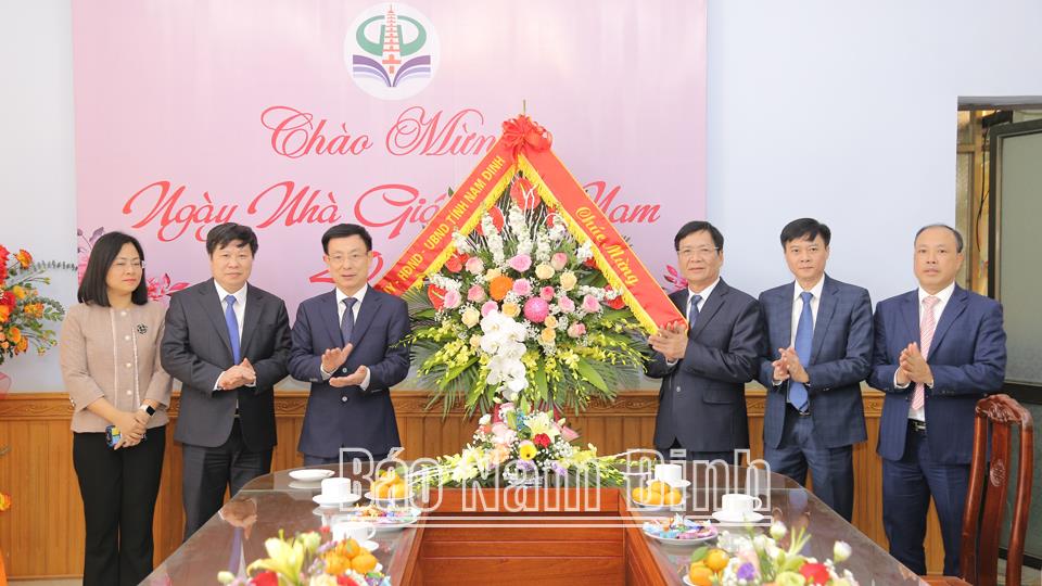 Đồng chí Chủ tịch UBND tỉnh chúc mừng ngành Giáo dục và Đào tạo nhân Ngày Nhà giáo Việt Nam 20-11