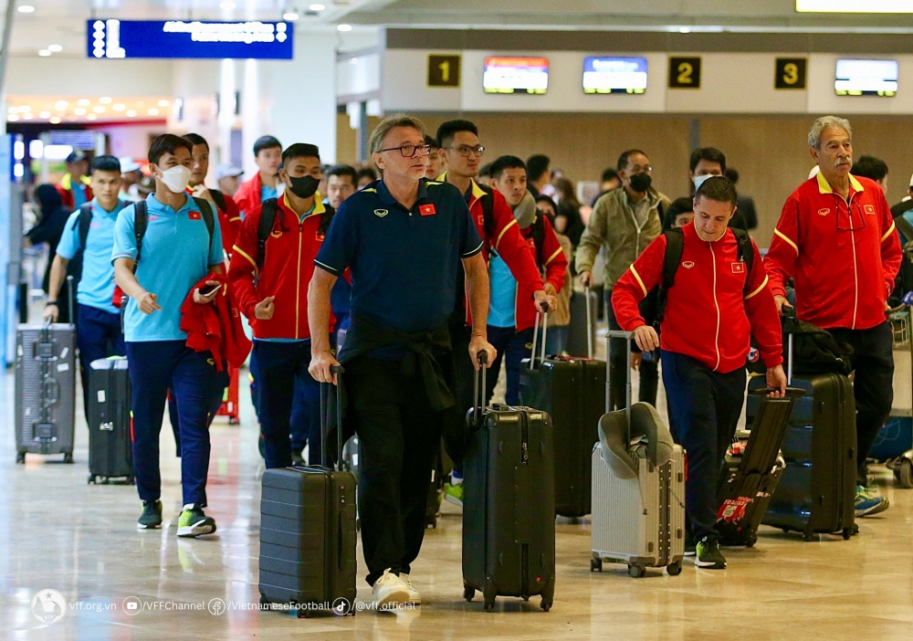 ĐT Việt Nam về tới Hà Nội, gấp rút chuẩn bị cho màn so tài ĐT Iraq