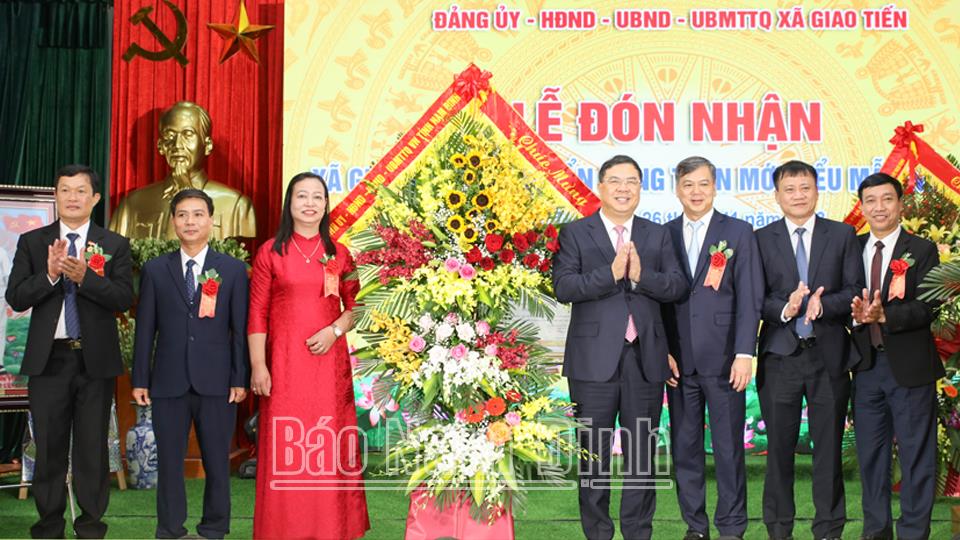 Xã Giao Tiến đón Bằng công nhận đạt chuẩn nông thôn mới kiểu mẫu