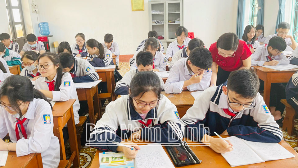 Học tập và làm theo tư tưởng, đạo đức, phong cách Hồ Chí Minh: Học tập, làm theo và noi gương Bácở Trường THCS Nguyễn Hiền