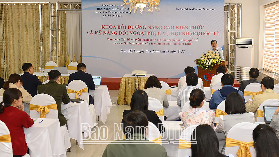 Bồi dưỡng, nâng cao kiến thức và kỹ năng đối ngoại