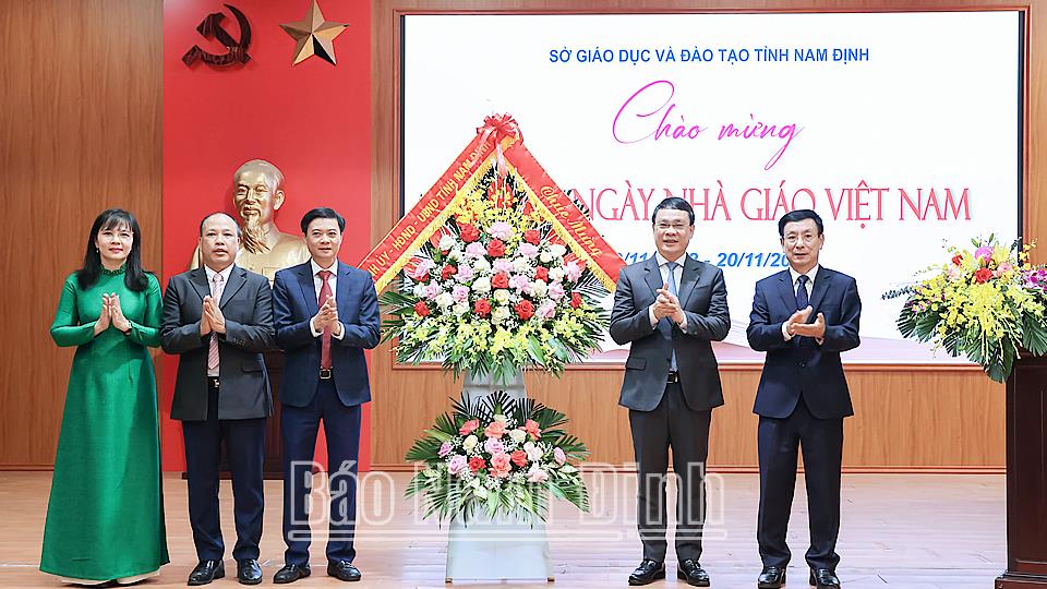 Đồng chí Bí thư Tỉnh ủy và đồng chí Chủ tịch UBND tỉnh chúc mừng ngành Giáo dục và Đào tạo nhân Ngày Nhà giáo Việt Nam (20/11)